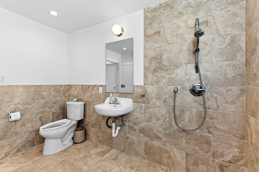 More Photos Of 1512 W Koenig Ln, Austin Office For Sale