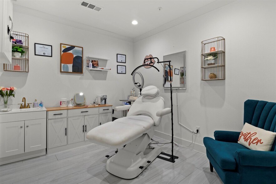 More Photos Of 2681 MacArthur Blvd, Lewisville Office For Sale