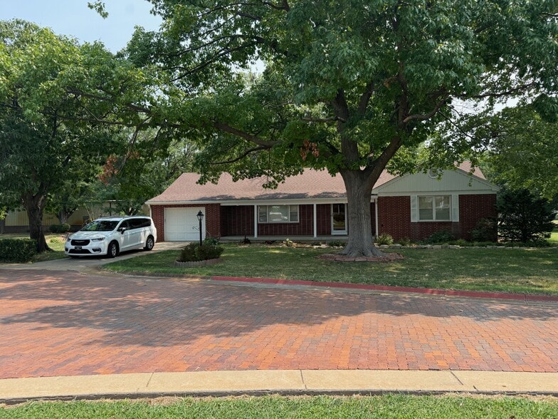 More Photos Of 110 W Otis Ave, Salina Office For Sale