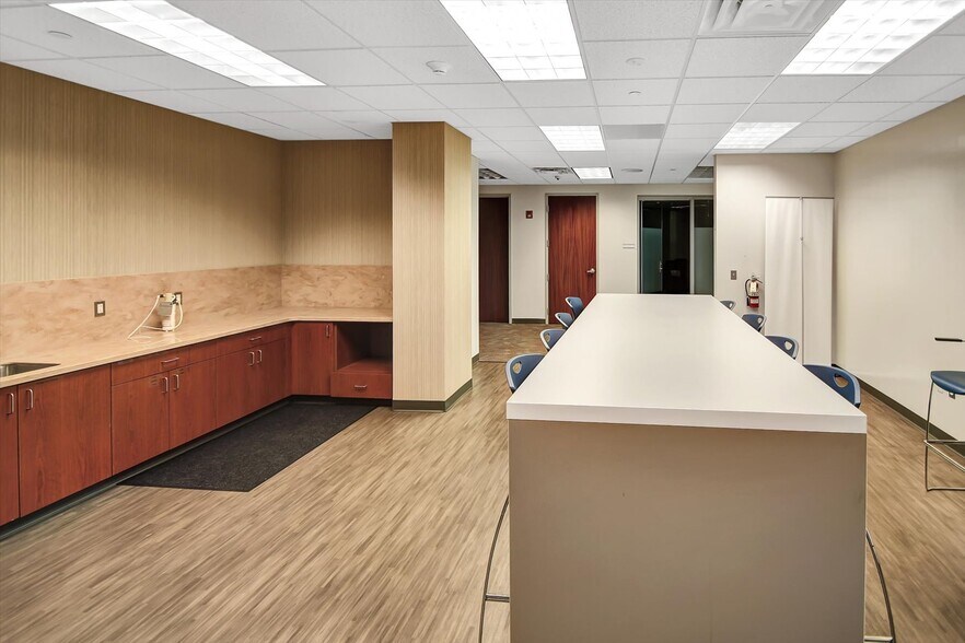 More Photos Of 300 Stevens Dr, Lester Office For Lease