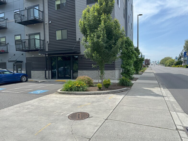 More Photos Of 200 E George Hopper Rd, Burlington Storefront Retail Office For Lease