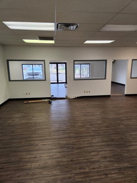 More Photos Of 6-20 E Springfield Rd, Sullivan Storefront Retail Office For Lease