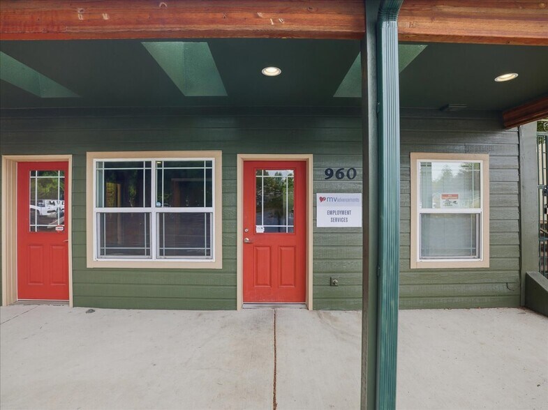 More Photos Of 950-960 Uglow Ave SE, Dallas Medical For Sale