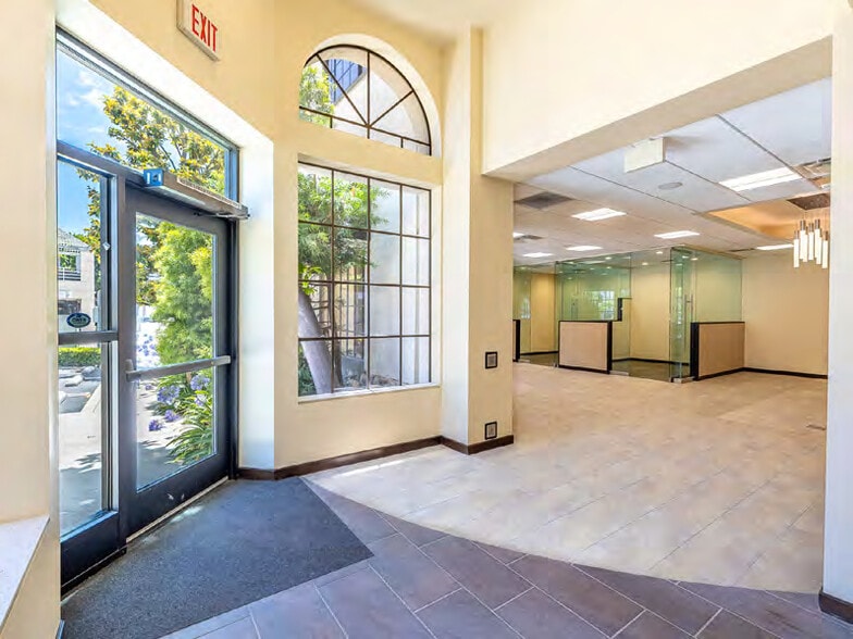 More Photos Of 310 Broadway St, Laguna Beach Storefront Retail Office For Lease