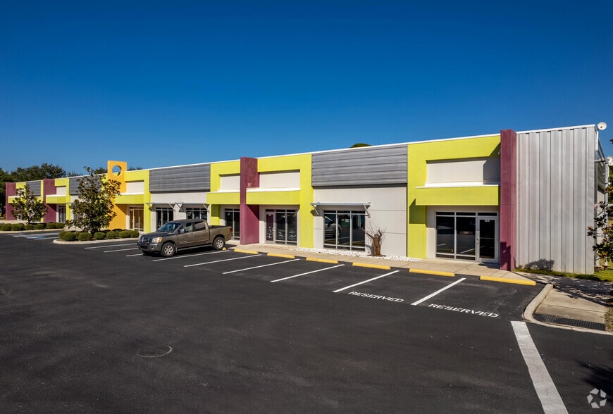 Primary Photo Of 7509 Pennsylvania Ave, Sarasota Showroom For Lease
