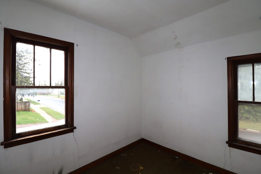 More Photos Of 522 Sanborn Ave, Ashland Storefront Retail Residential For Sale