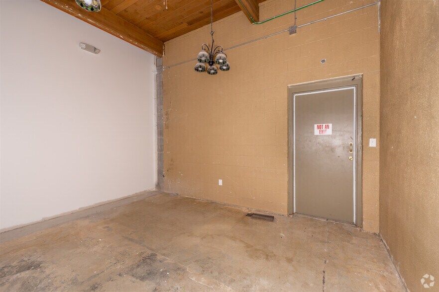 More Photos Of 1620-1620 SW Washburn Ave, Topeka General Retail For Sale