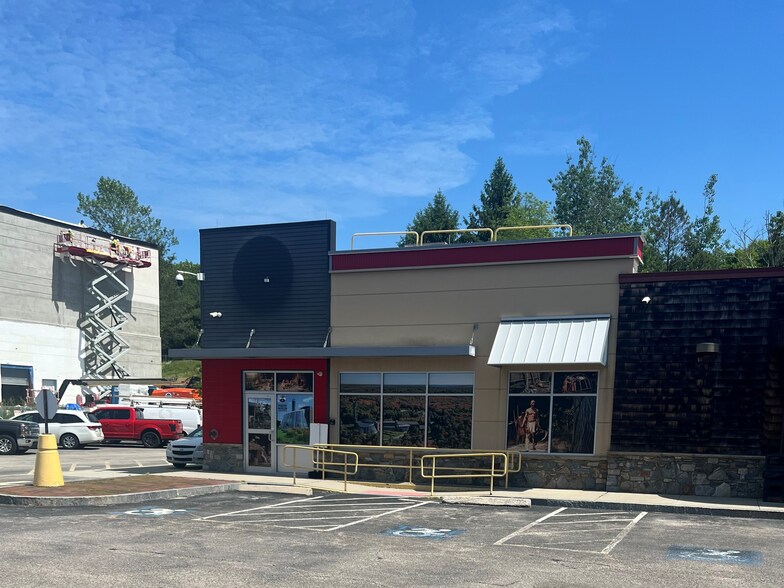 More Photos Of 101 Trolley Line Blvd, Mashantucket Service Station For Lease