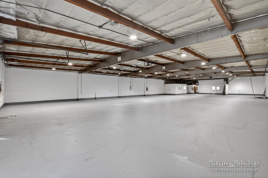 More Photos Of 19340 Londelius St, Northridge Warehouse For Sale