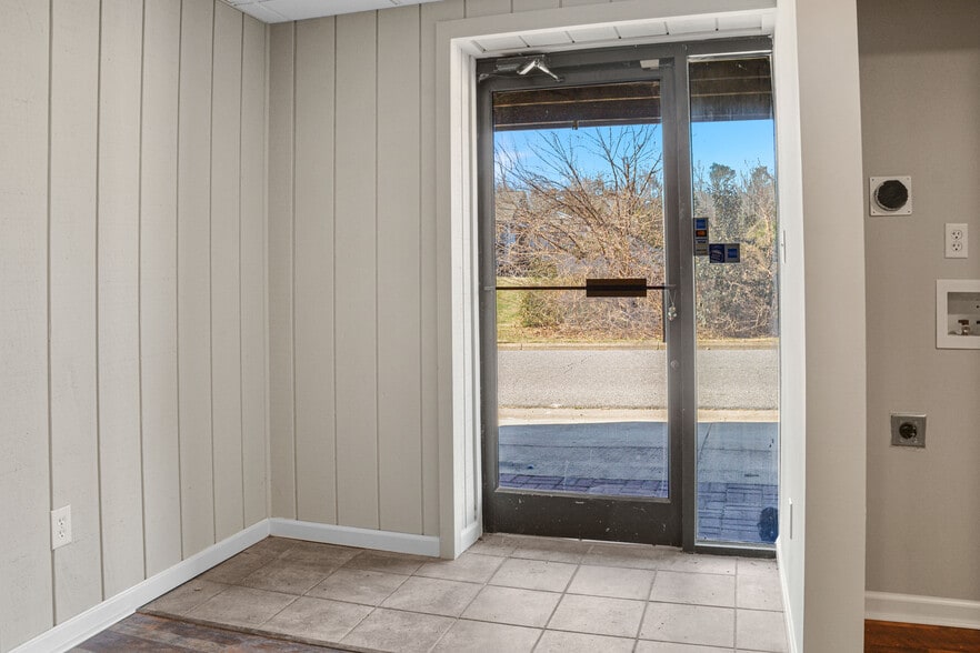 More Photos Of 300 E Gold St, Kings Mountain Office For Lease
