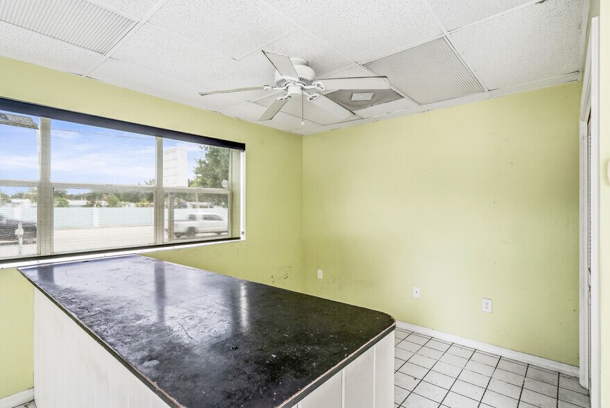 More Photos Of 725 12th St, Vero Beach Auto Repair For Sale