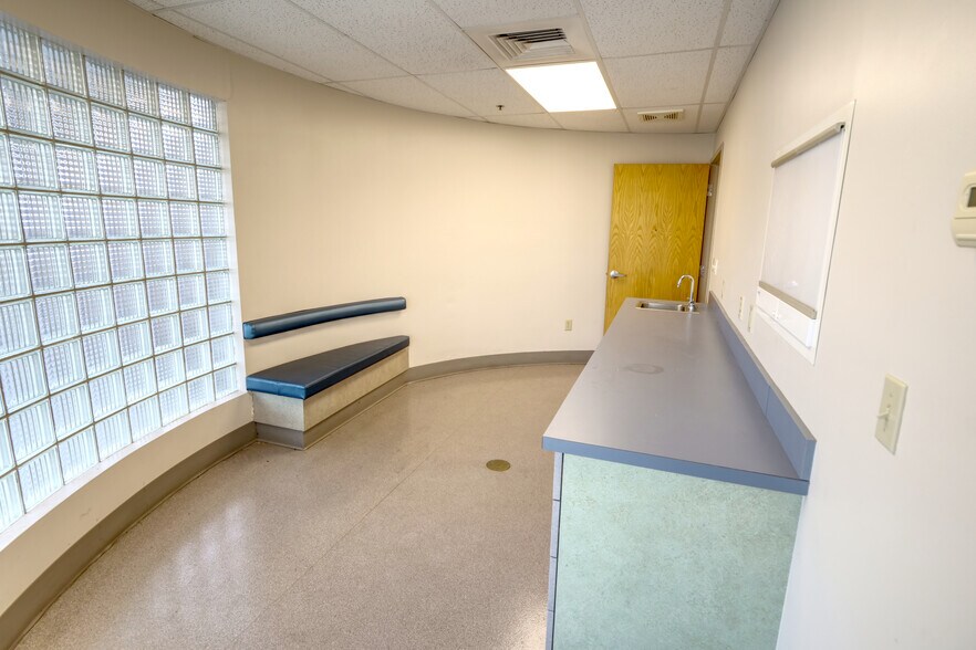 More Photos Of 1235 Boston Rd, Springfield Veterinarian Kennel For Lease