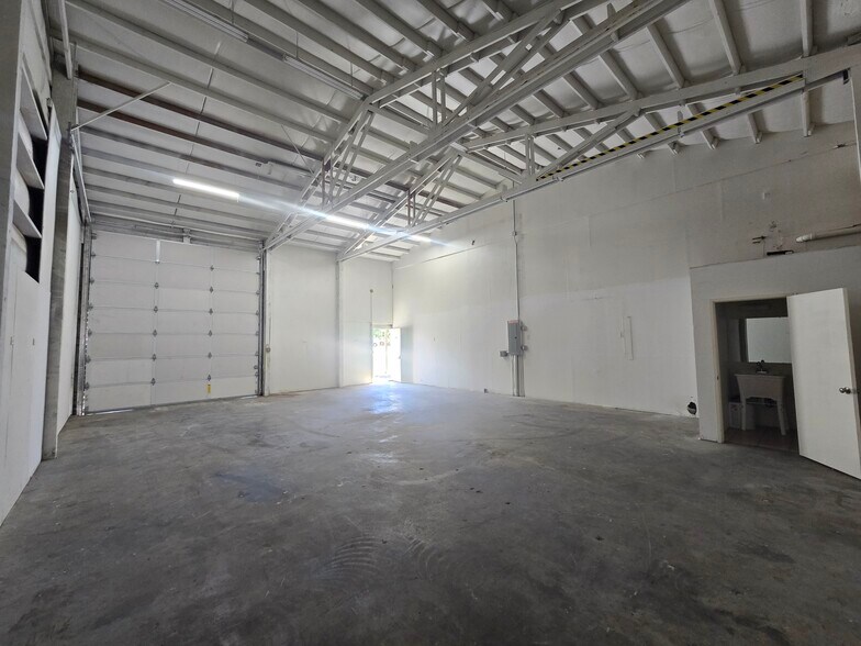 More Photos Of 1344 Brookside Blvd, Grants Pass Warehouse For Lease