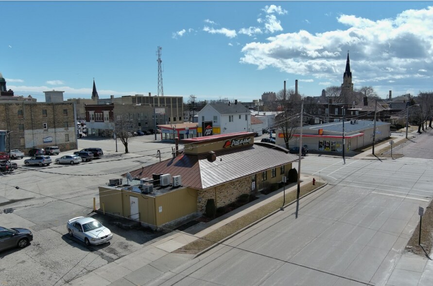 More Photos Of 1022 Washington St, Manitowoc Freestanding For Sale