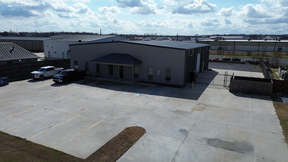 More Photos Of 481 W Eastbank Dr, Gonzales Warehouse For Lease