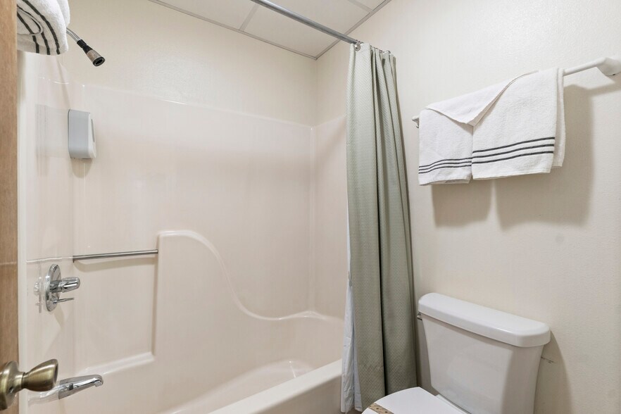 More Photos Of 3031 E Van Buren, Eureka Springs Hotel For Sale