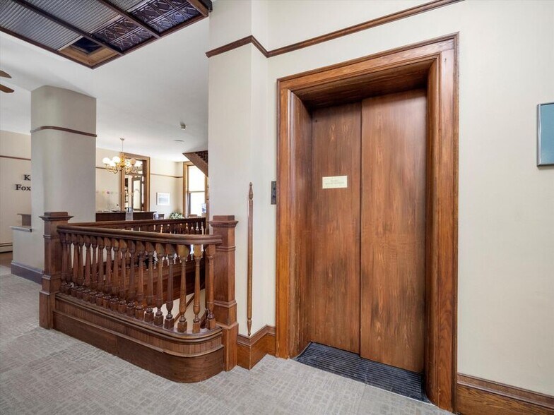 More Photos Of 921-931 8th St, Manitowoc Office For Lease