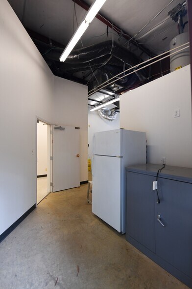 More Photos Of 409 Chicago Dr, Fayetteville Flex For Lease