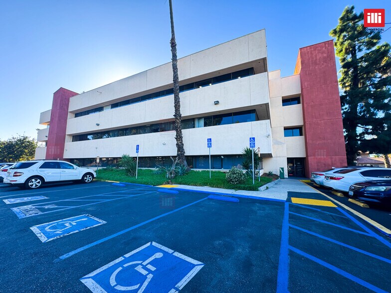 More Photos Of 7136 Haskell Ave, Van Nuys Office For Lease