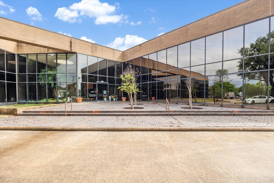 More Photos Of 12727 Featherwood Dr, Houston Medical For Lease