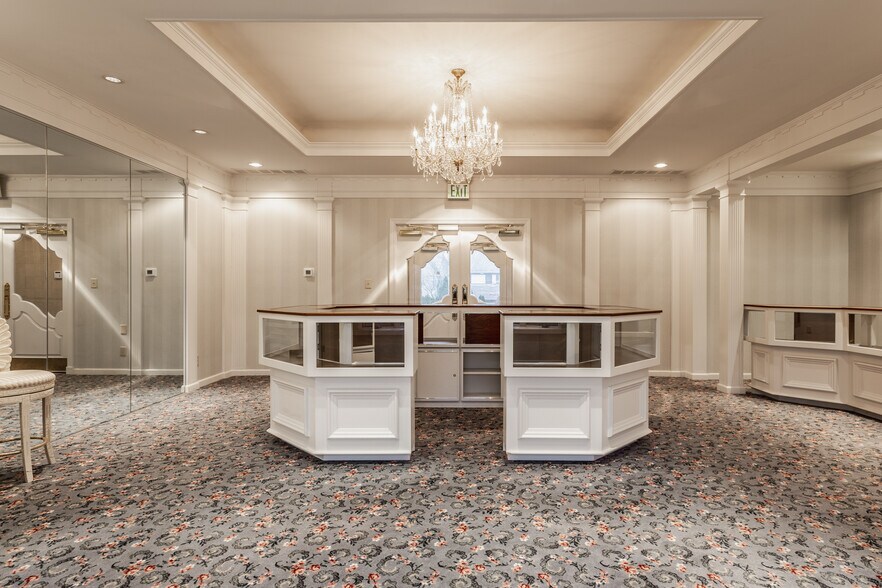 More Photos Of 6575 N College Ave, Indianapolis General Retail For Sale