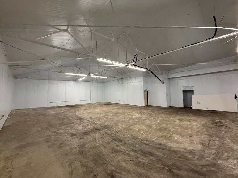More Photos Of 10857 Drury Ln, Lynwood Warehouse For Lease