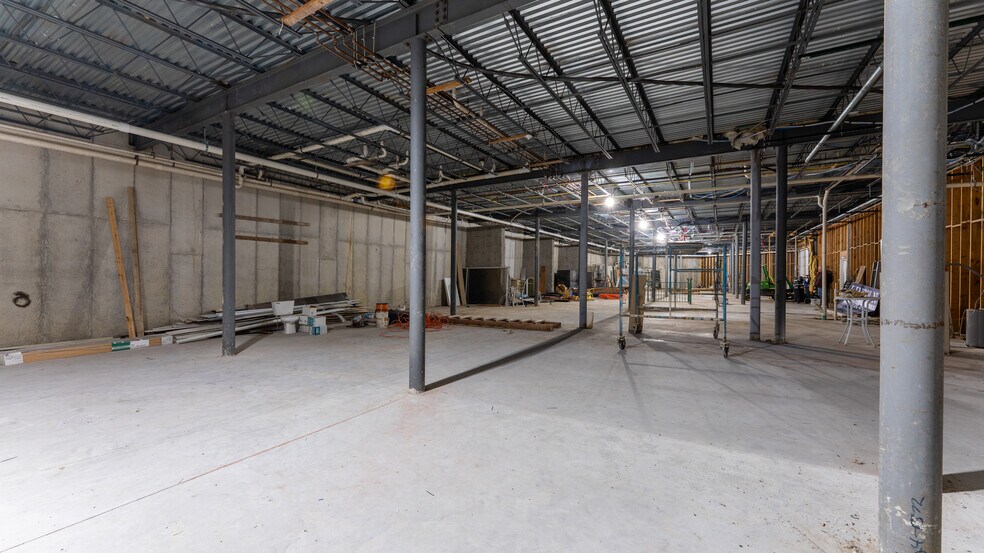 More Photos Of 4466 Horseshoe Bend Pky, Village Of Four Seasons General Retail For Sale