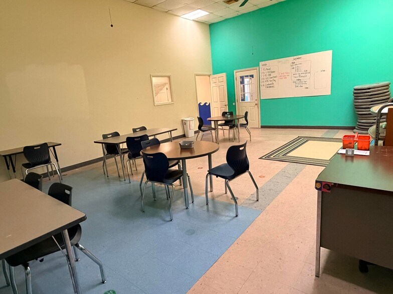 More Photos Of 800 S Main St, Petal Freestanding For Sale