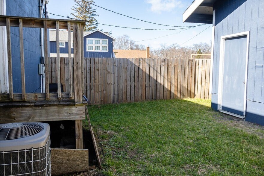 More Photos Of 427 S Whittaker St, New Buffalo Storefront For Sale