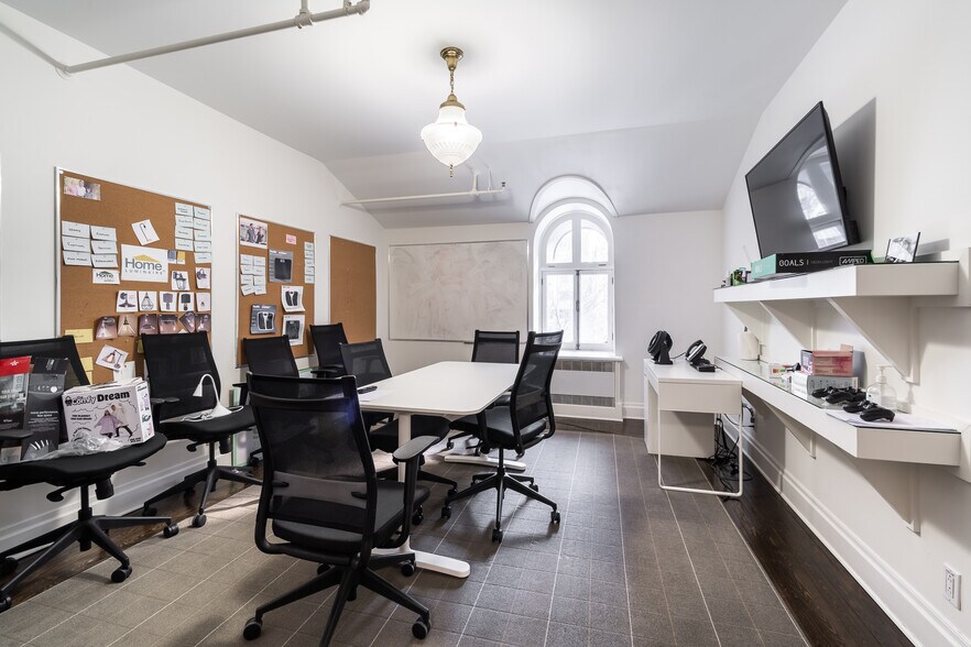 More Photos Of 1175-1183 Pl Du Frère-André, Montréal Office For Sale