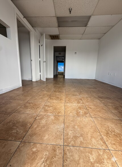More Photos Of 4437-4451 Old Winter Garden Rd, Orlando Flex For Lease