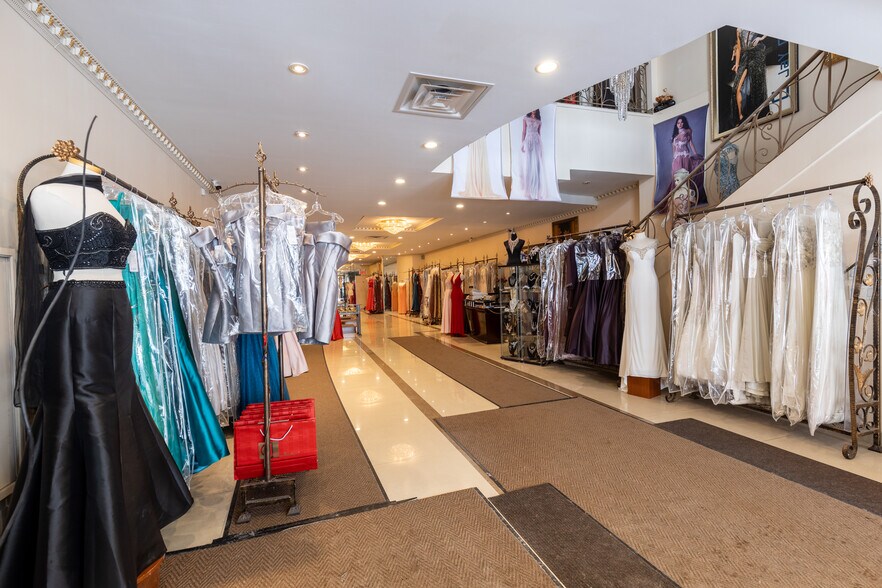 More Photos Of 6712 Saint-Hubert Rue, Montréal General Retail For Lease