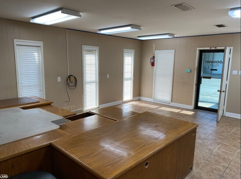 More Photos Of 1701 S Timber St, Stuttgart Office Residential For Sale