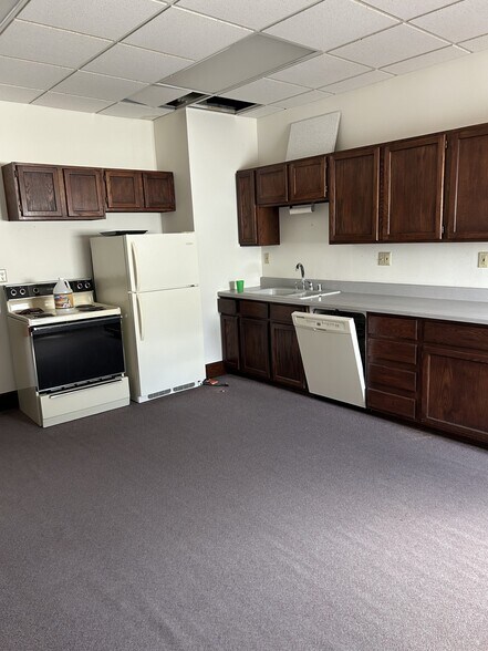 More Photos Of 219 E Washington Ave, Oshkosh Office For Sale