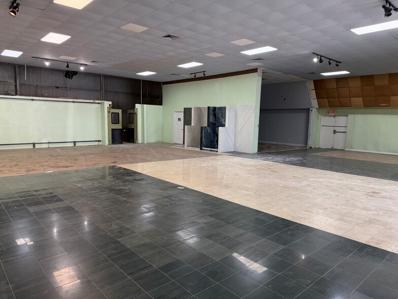 More Photos Of 4200 Tamiami Trl N, Naples Garden Center For Lease
