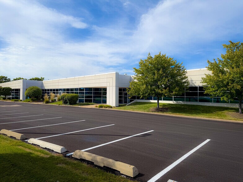 More Photos Of 1555 Bond St, Naperville Office For Lease