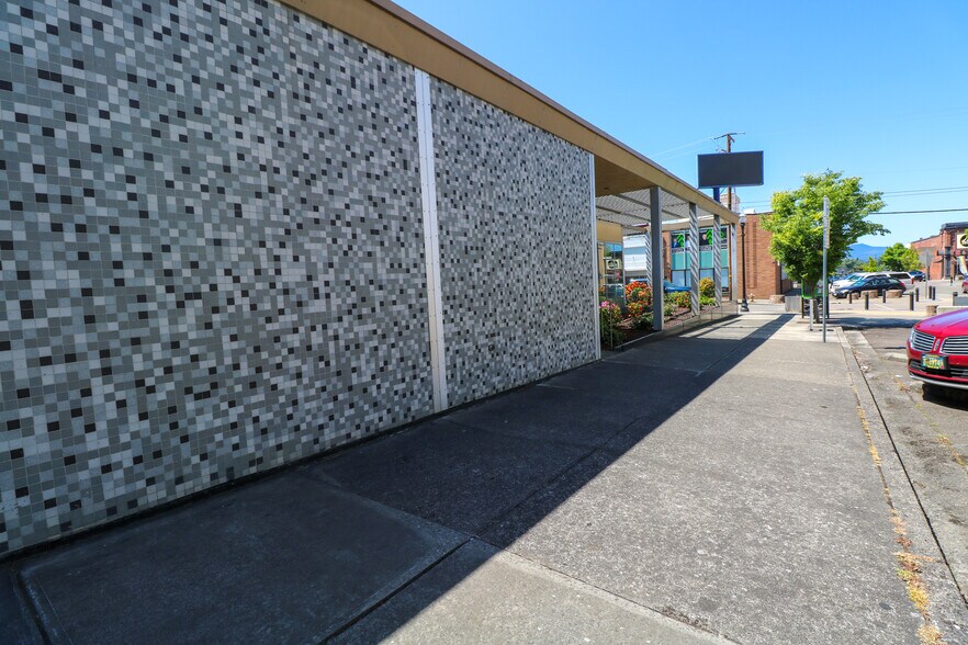 More Photos Of 619 SE Main St, Roseburg Bank For Lease