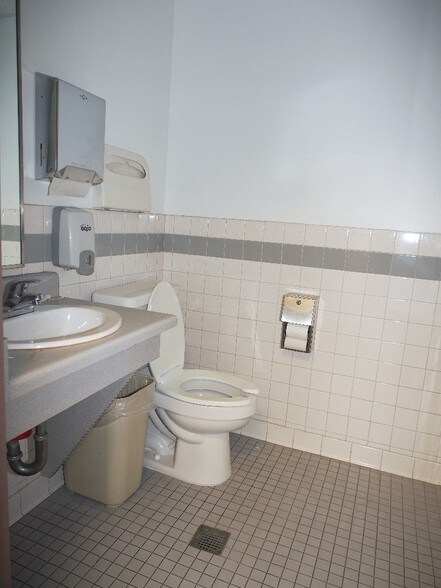 More Photos Of 329-331 S York Rd, Bensenville Daycare Center For Lease