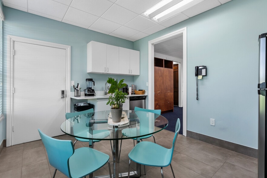 More Photos Of 11811 US Highway 1, North Palm Beach General Retail For Lease