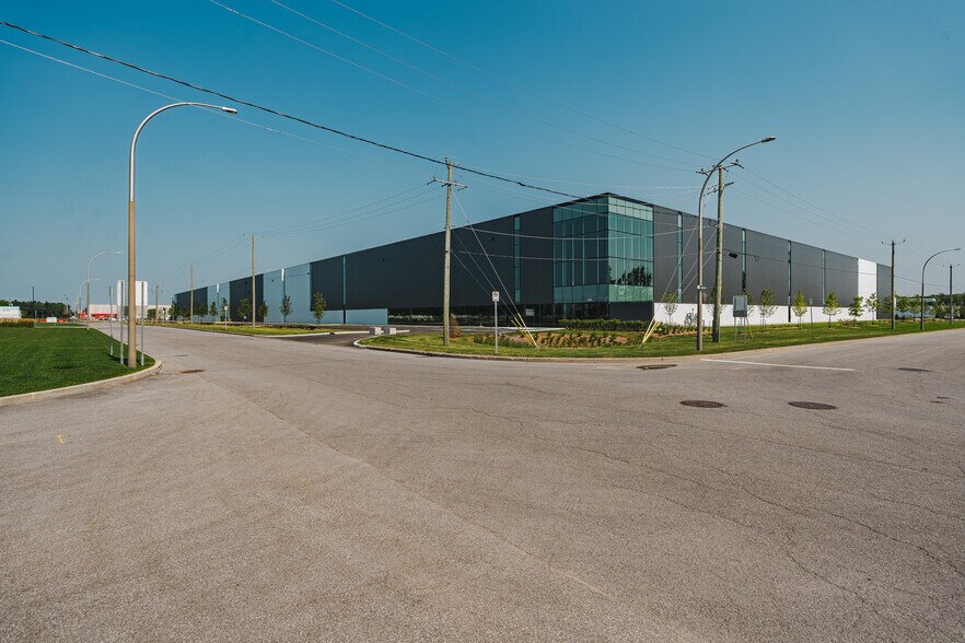 More Photos Of 25 Rue Léon-Malouin, Coteau-du-lac Distribution For Lease