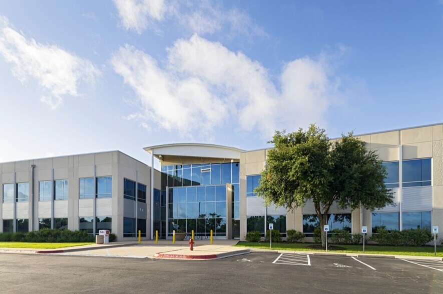 More Photos Of 810 Hester's Crossing, Round Rock Office For Lease
