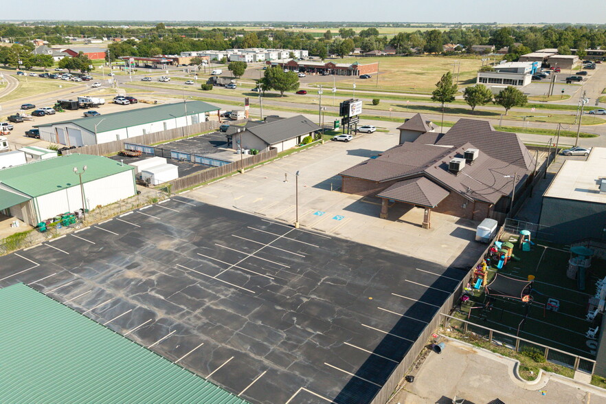 More Photos Of 450 E Main St, Yukon Religious Facility For Sale