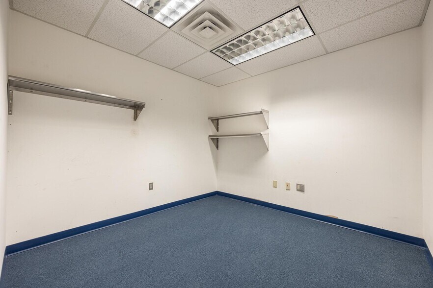 More Photos Of 2560 Fowler St, Fort Myers Warehouse For Lease