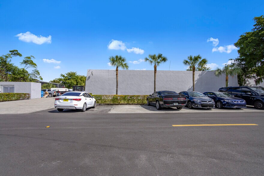 More Photos Of 1341-1359 NW 88th Ave, Miami Warehouse For Sale