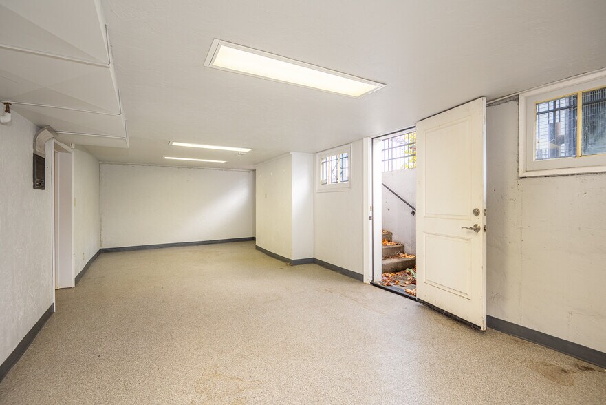 More Photos Of 990 W 7th Ave, Eugene Office For Sale