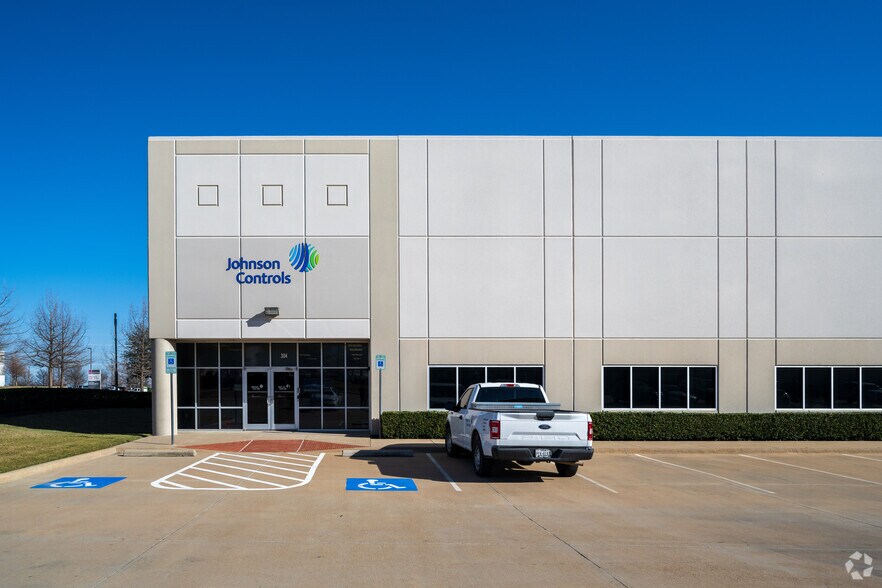 More Photos Of 800 Railhead Rd, Fort Worth Warehouse For Lease