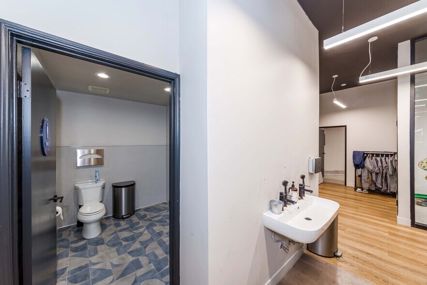 More Photos Of 2870 Foothill Blvd, La Crescenta Office For Sale