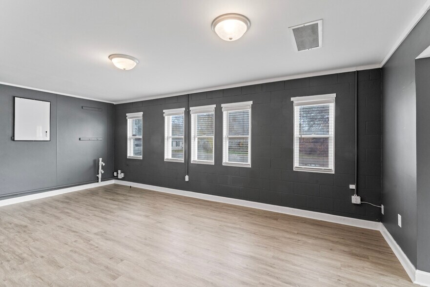 More Photos Of 4188 Fenton Rd, Flint Storefront Retail Office For Sale