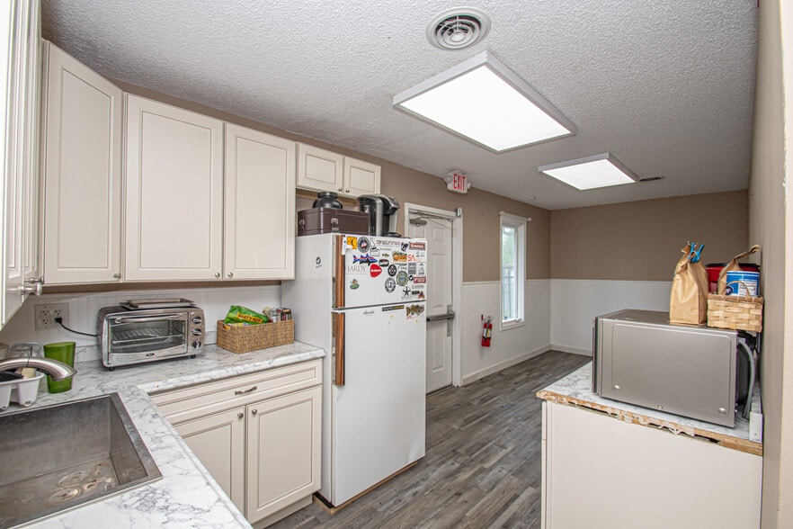 More Photos Of 1908 N Lakeman Dr, Bellbrook Storefront Retail Office For Sale