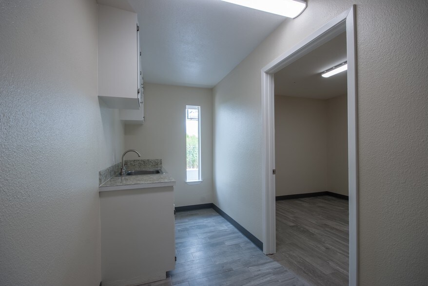 More Photos Of 1106 College St, Bastrop Medical For Lease